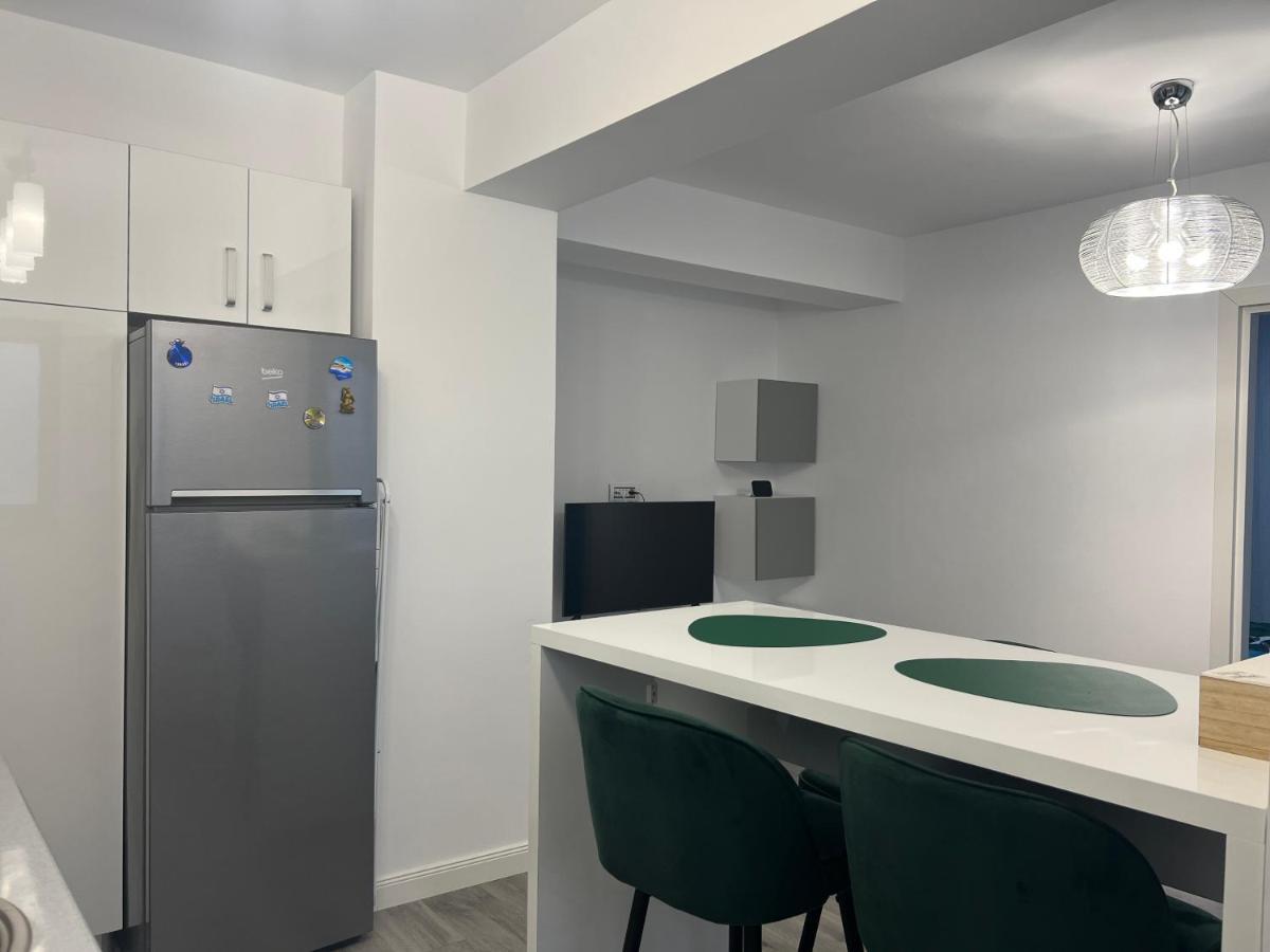 Apartament Otopeni Langa Parc Bagian luar foto